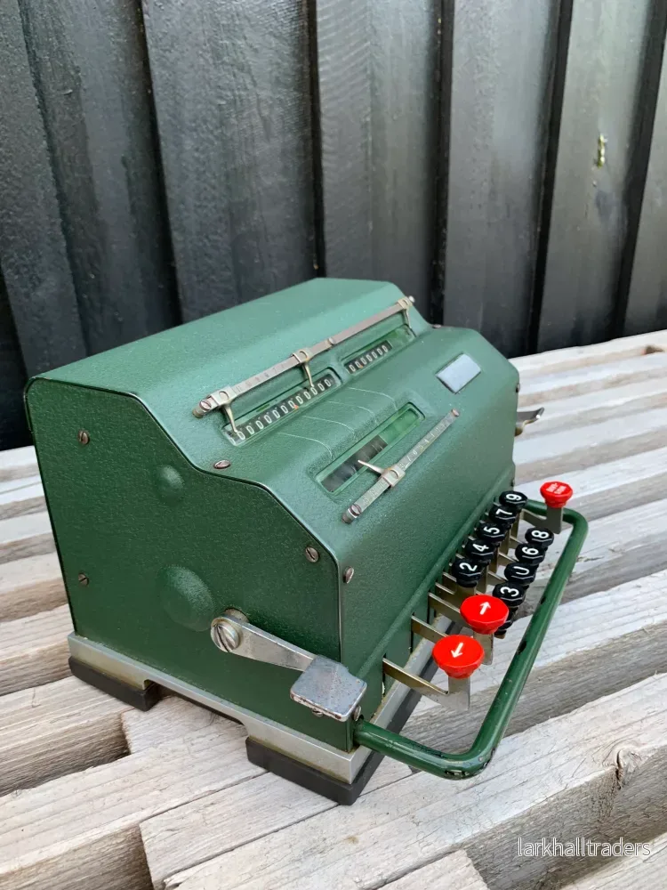 Rolig gammal grön mekanisk kalkylator - Bild 2