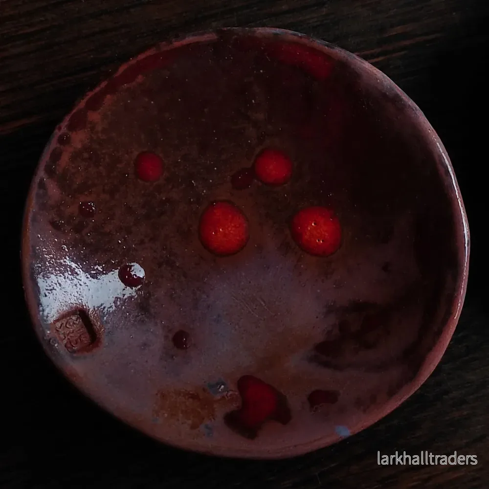 Handgjord Tre-fotad Keramiktallrik - Red Drip - Bild 2