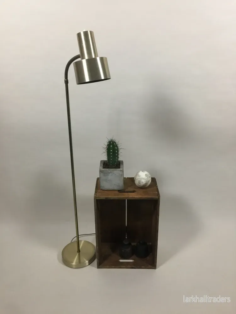 Enkel och snygg mässingsfärgad golvlampa - Bild 2