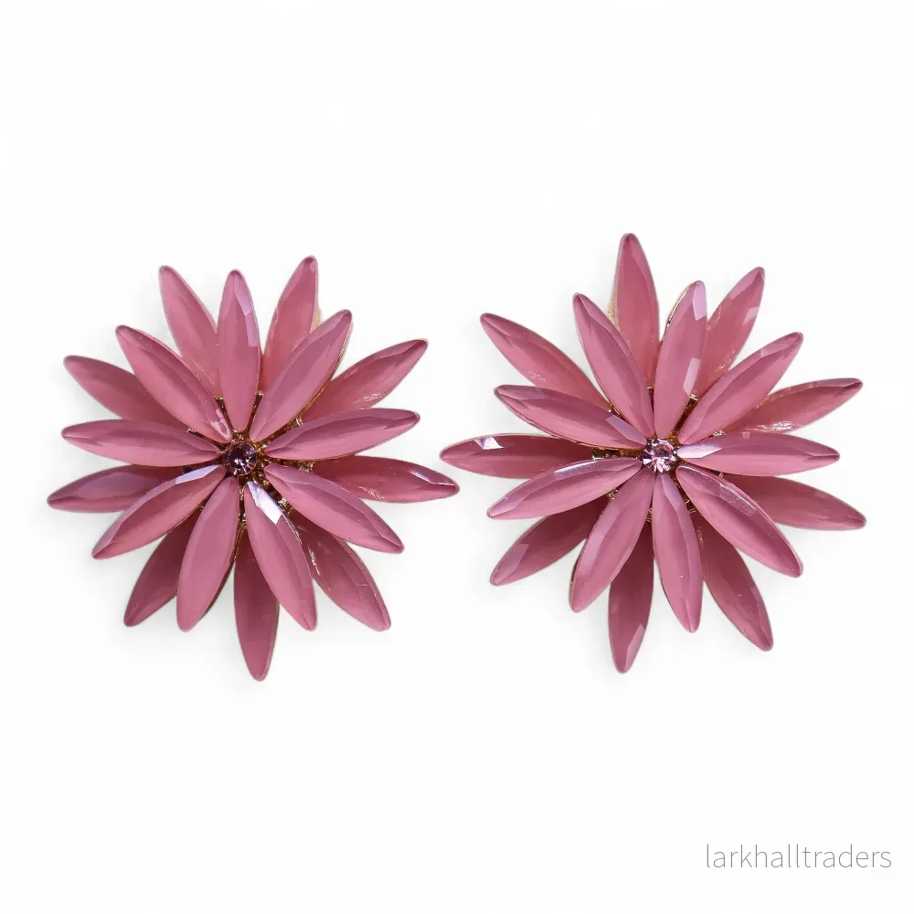 Blomörhängen i rosétonat glas – vintageinspirerad design