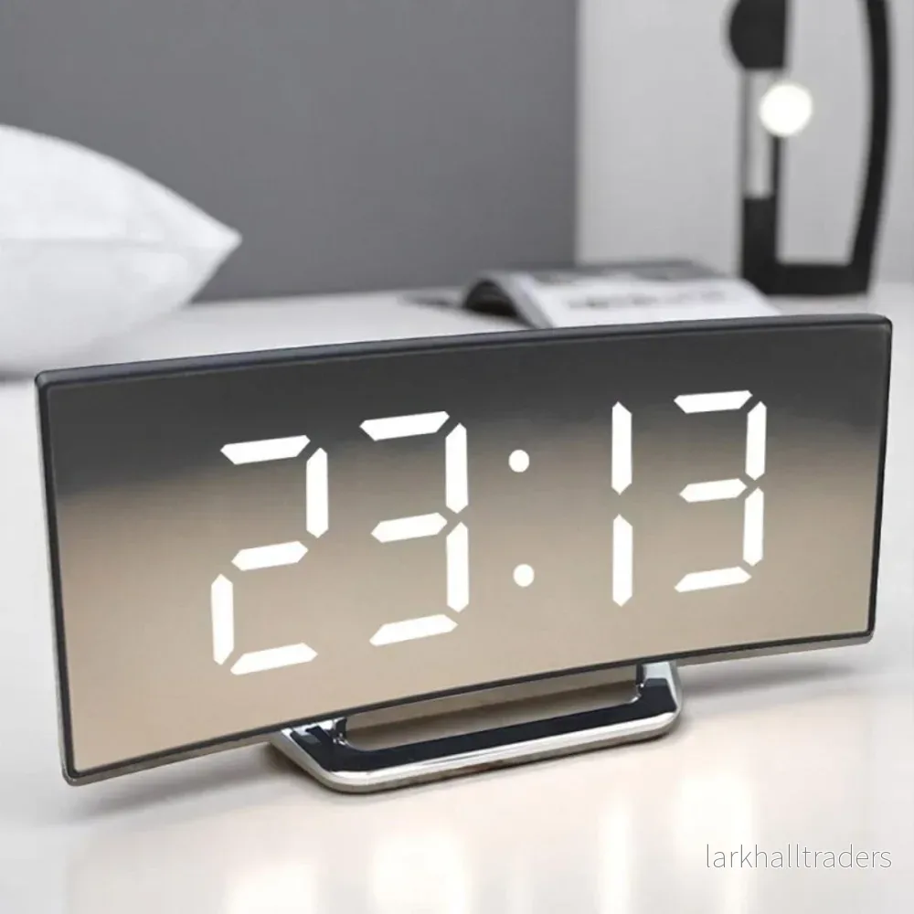 Digital väckarklocka med böjd LED-display Digital väckarklocka med böjd LED-display