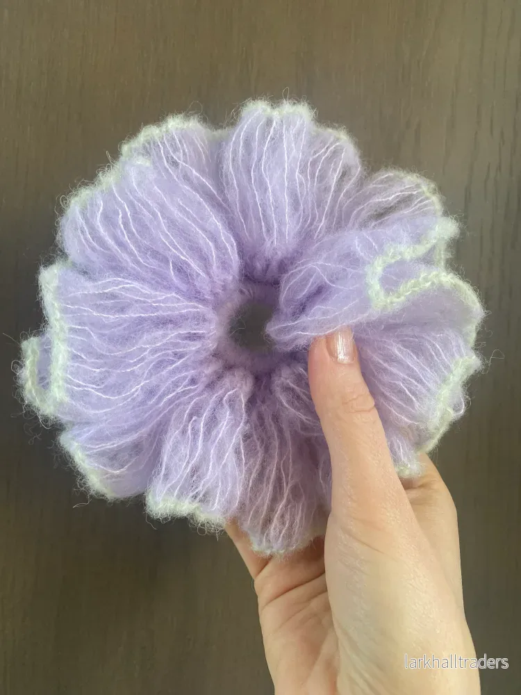 “Sun” Virkad scrunchie – lavendel & pistage