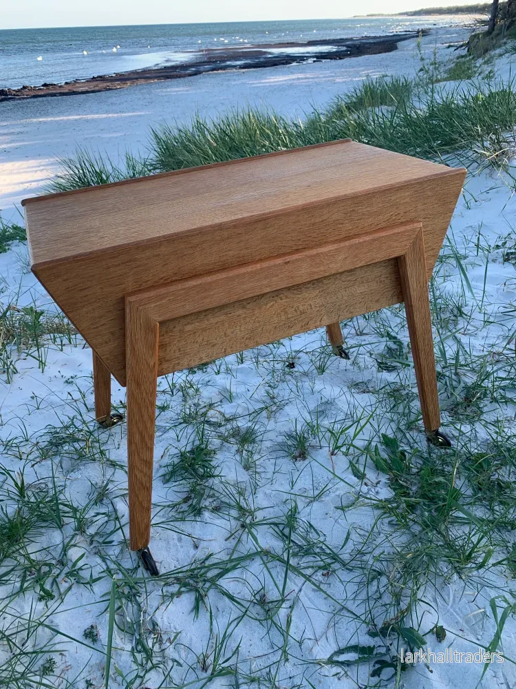 Trevligt litet bord med förvaring - Bild 2