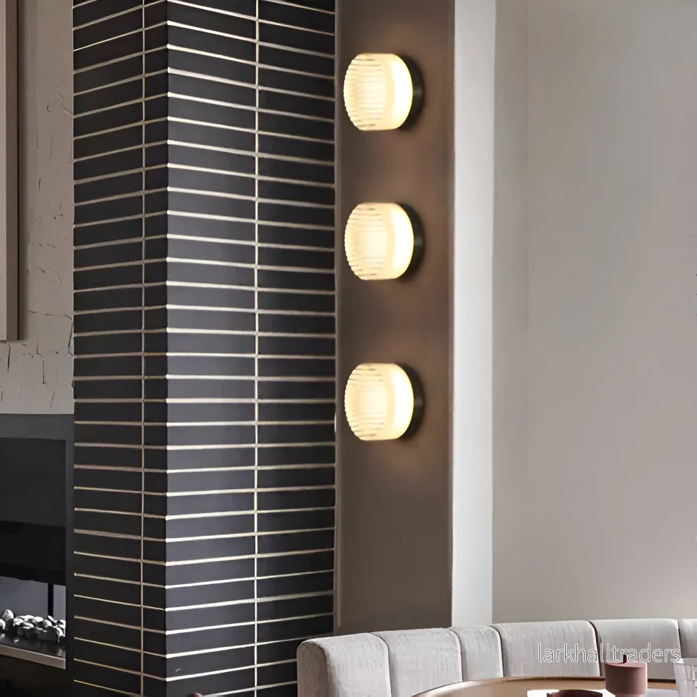 LumiJell – Ribbad Rund Vägglampa i Bärnsten & Vitt Glas med Minimalistisk Design - Bild 3