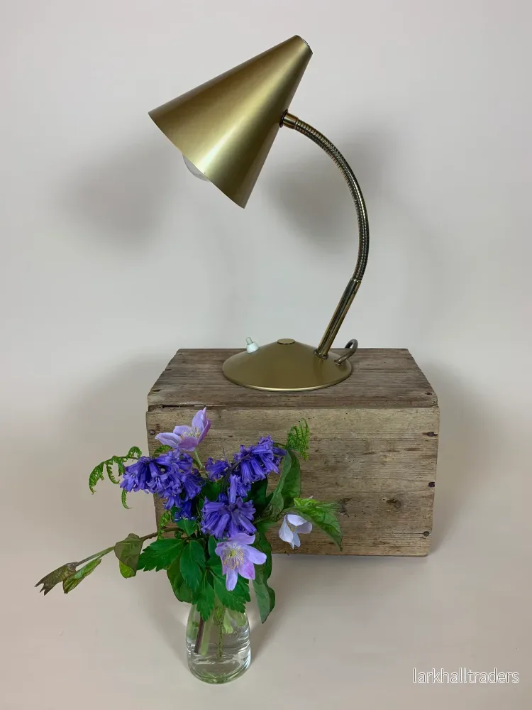 Helo bordslampa i mässing Helo bordslampa i mässing