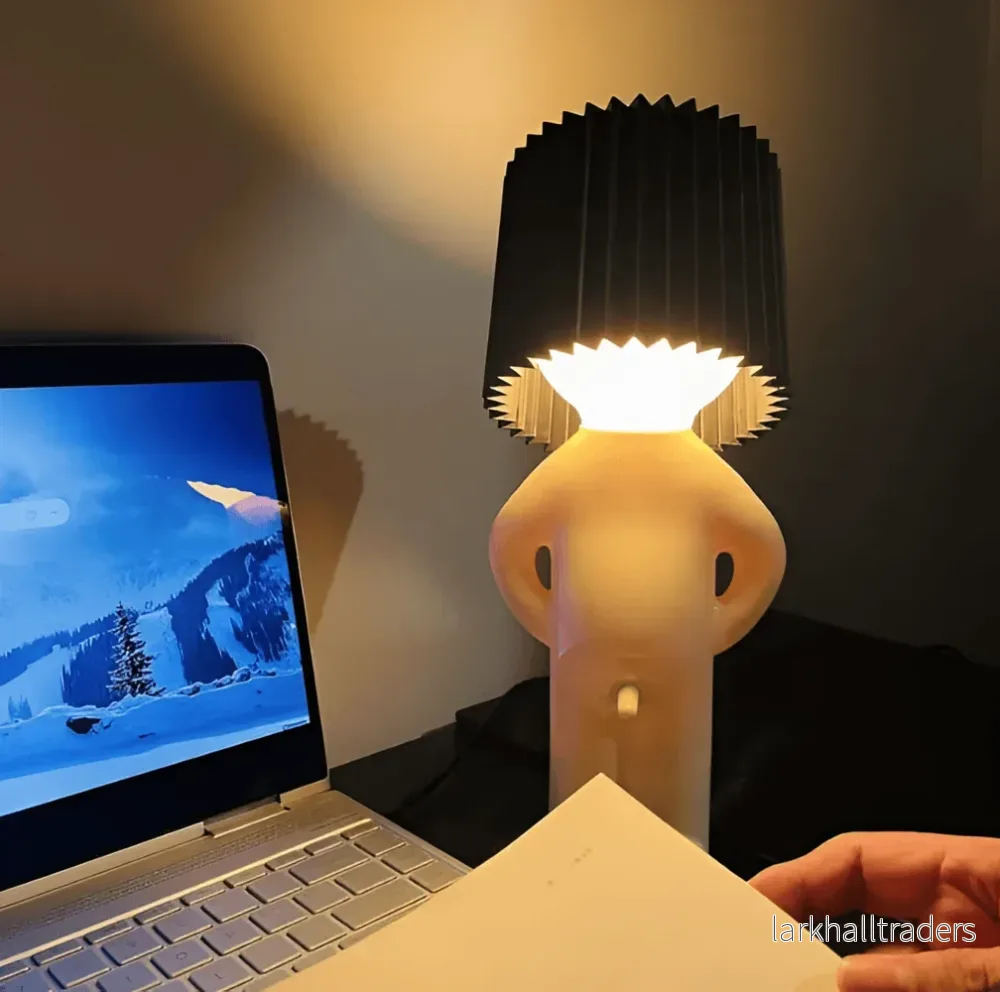 LumoPojke Bordslampa – Kreativ LED-Lampa med Blyg Figurdesign - Bild 2