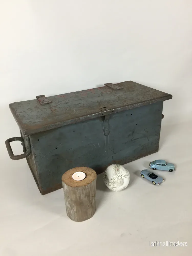 Fin gammal metalllåda med roliga detaljer