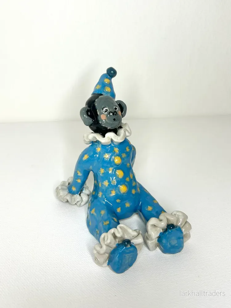 Gorilla clown in a star-onesie Skulptur