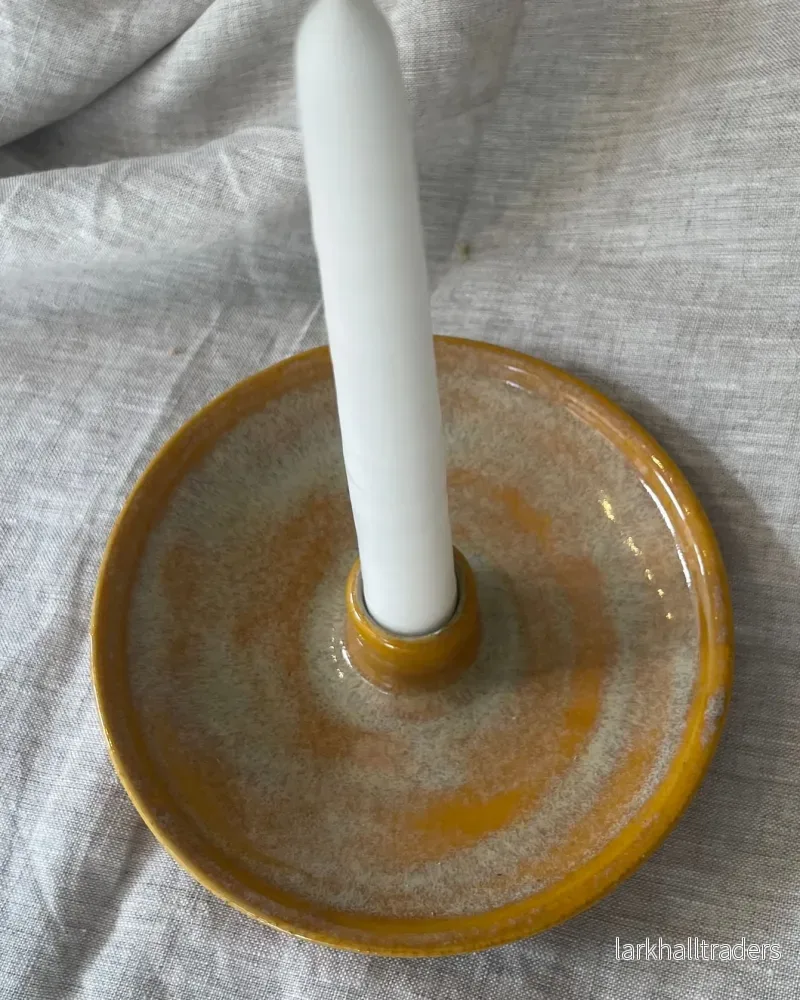Handdrejad ljusstake, Kajsa, i djupt lejongult.