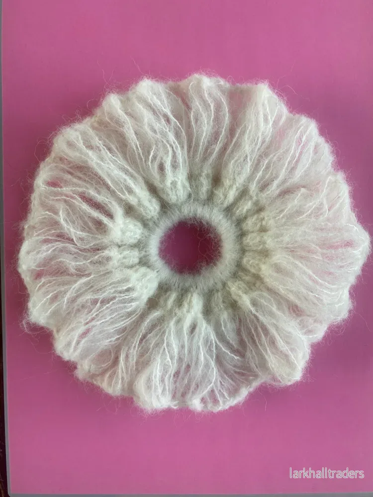 ”Sun” Virkad scrunchie – Vit