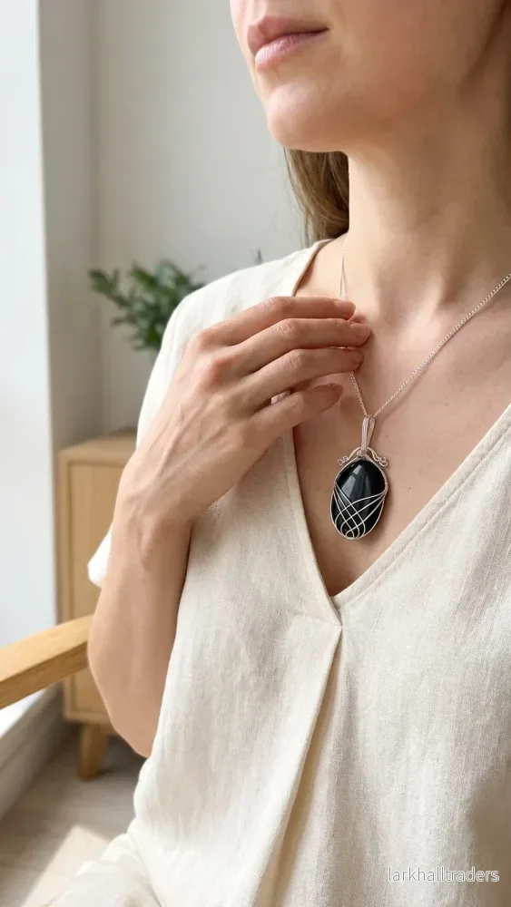 Halsband med svart onyx – swirltråd - Bild 3