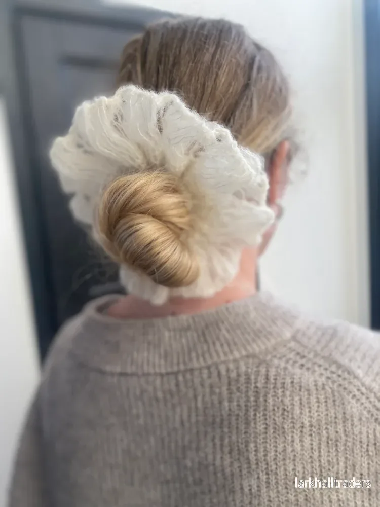 ”Sun” Virkad scrunchie - Vit - Bild 3