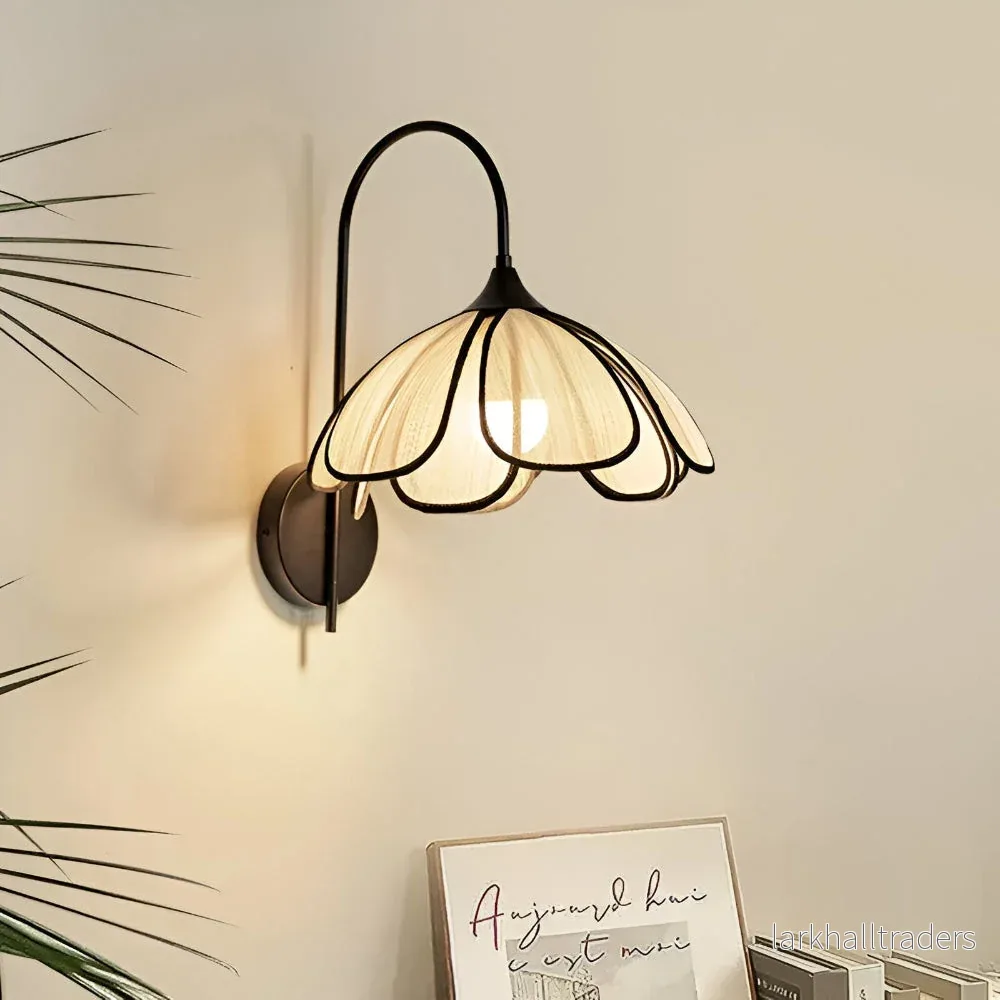 NaturaBloom – Vägglampa i Svart och Rotting med Blomformad Wabi-Sabi Design - Bild 2