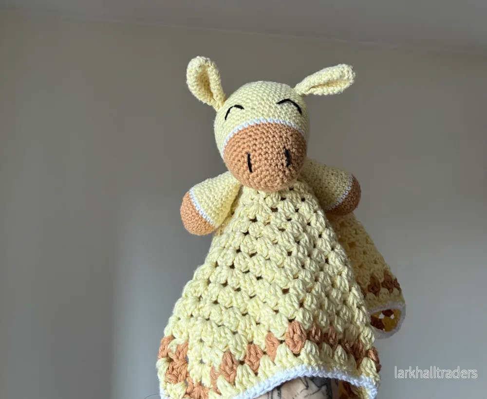 Handgjord virkad giraff snuttefilt