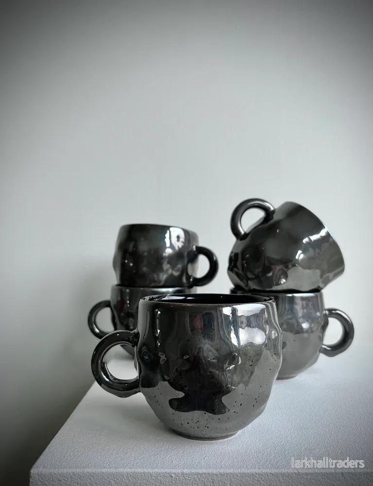 Mirroring water - stor kaffekopp i silver och svart glasyr - Bild 3