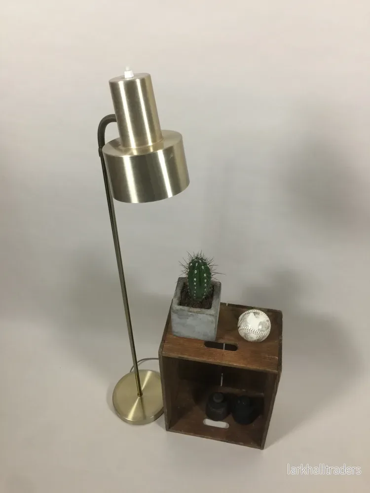 Enkel och snygg mässingsfärgad golvlampa - Bild 3