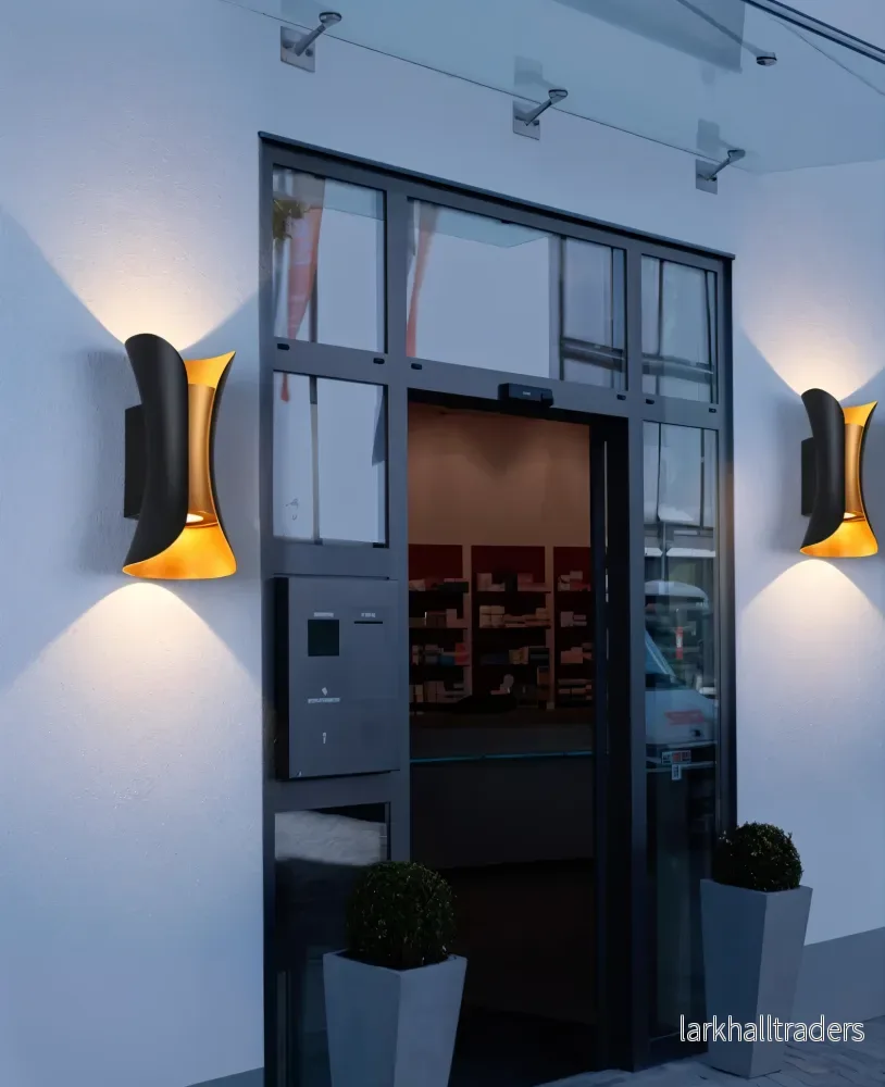 DualGlow Vägglampa – Dubbelsidig LED Vägglampa för Utomhusbruk i Svart/Guld Design - Bild 3