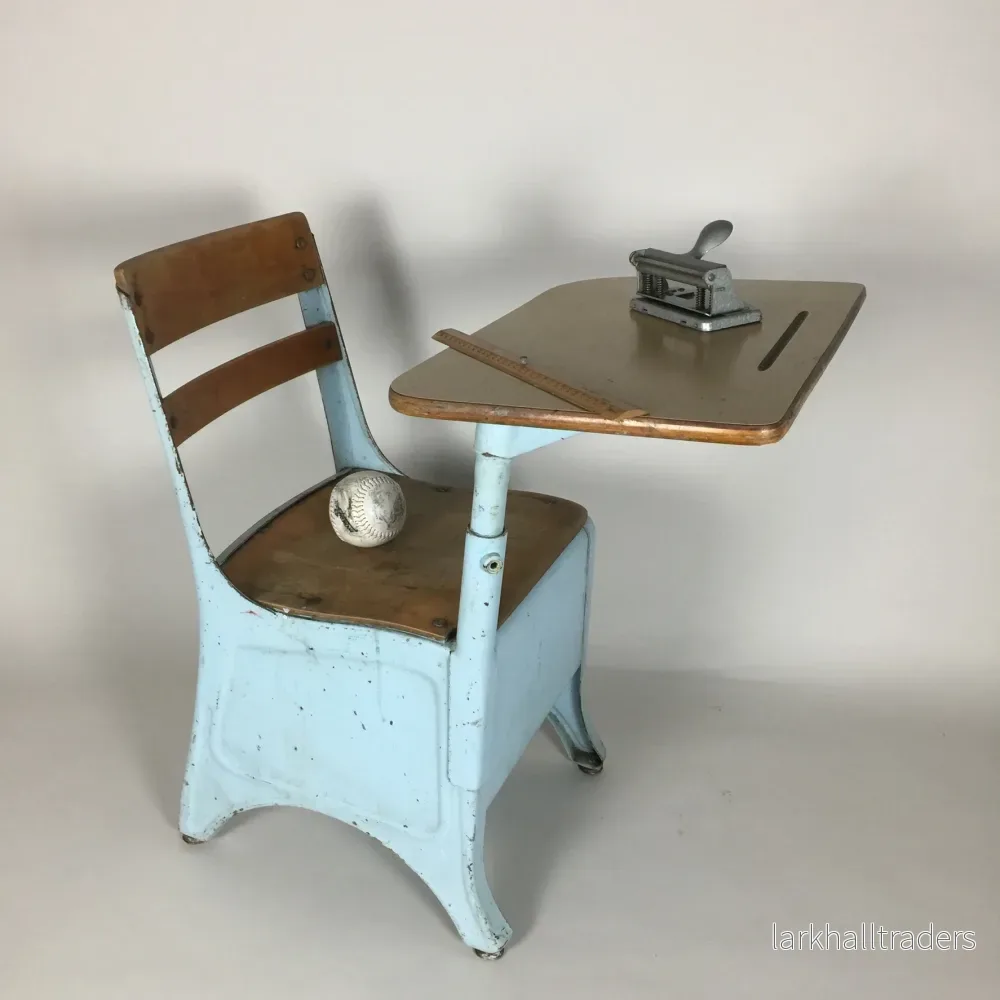 Rå och läcker vintage skolbänk från New York