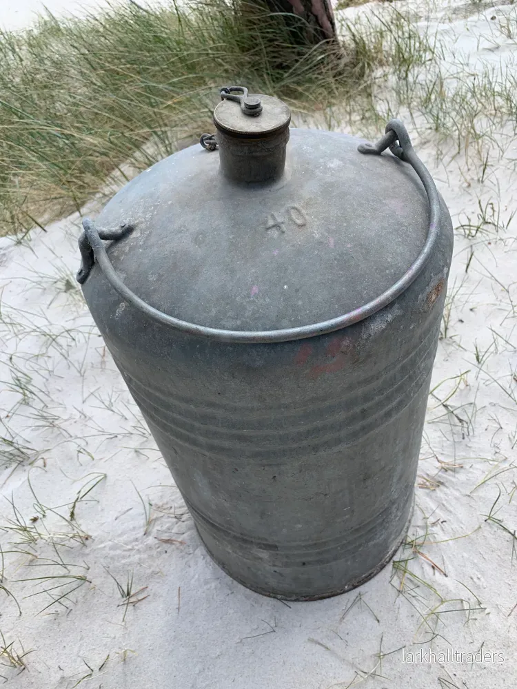 Stor patinerad bensindunk 40 L. - Bild 2