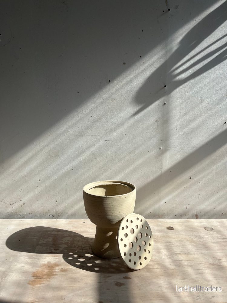 BLOOM Vit Fläckig Stoneware Pedestal Vas Med Perforated Lid - Bild 3
