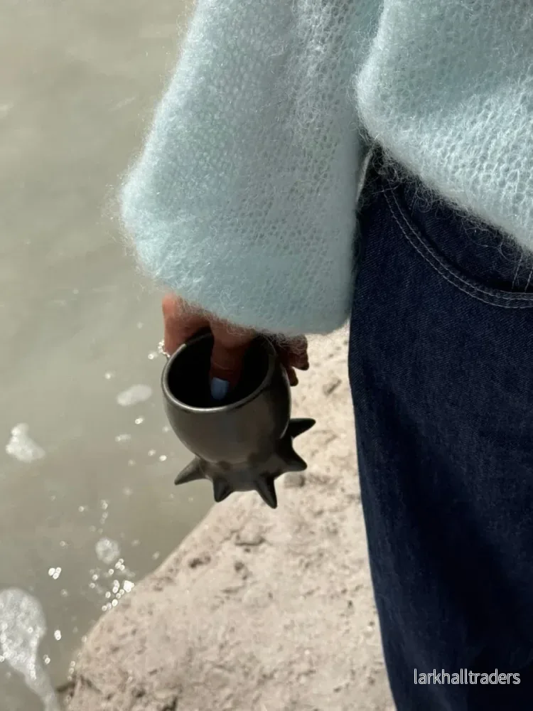 Mörkgrå kopp med piggar