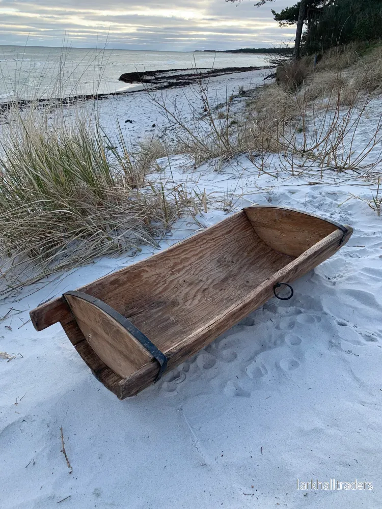 Stor gammal stryksulan med järndetaljer
