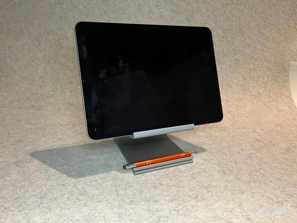 Surfplatteställ / iPad-ställ med pennhållare & kabeluttag Surfplatteställ / iPad-ställ med pennhållare & kabeluttag