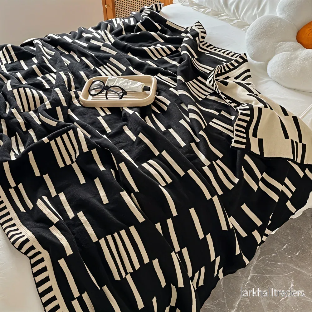 MonoStripe Haven – Stickad Akrylfilt i Svart & Beige - Bild 2