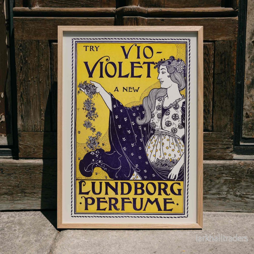 En kvinna håller blommor Poster