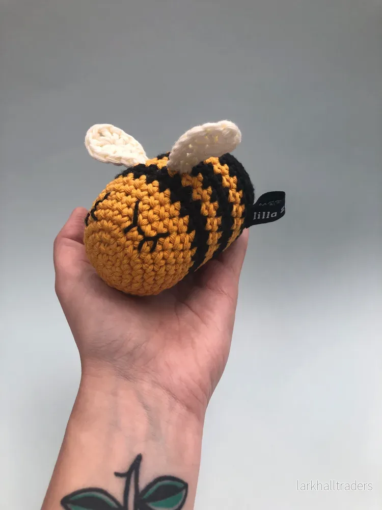 Bodil the sleepy Bee - Crochet Gosedjur