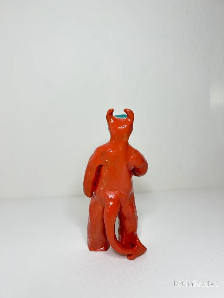 Crocodile in a devil-onesie Skulptur - Bild 3