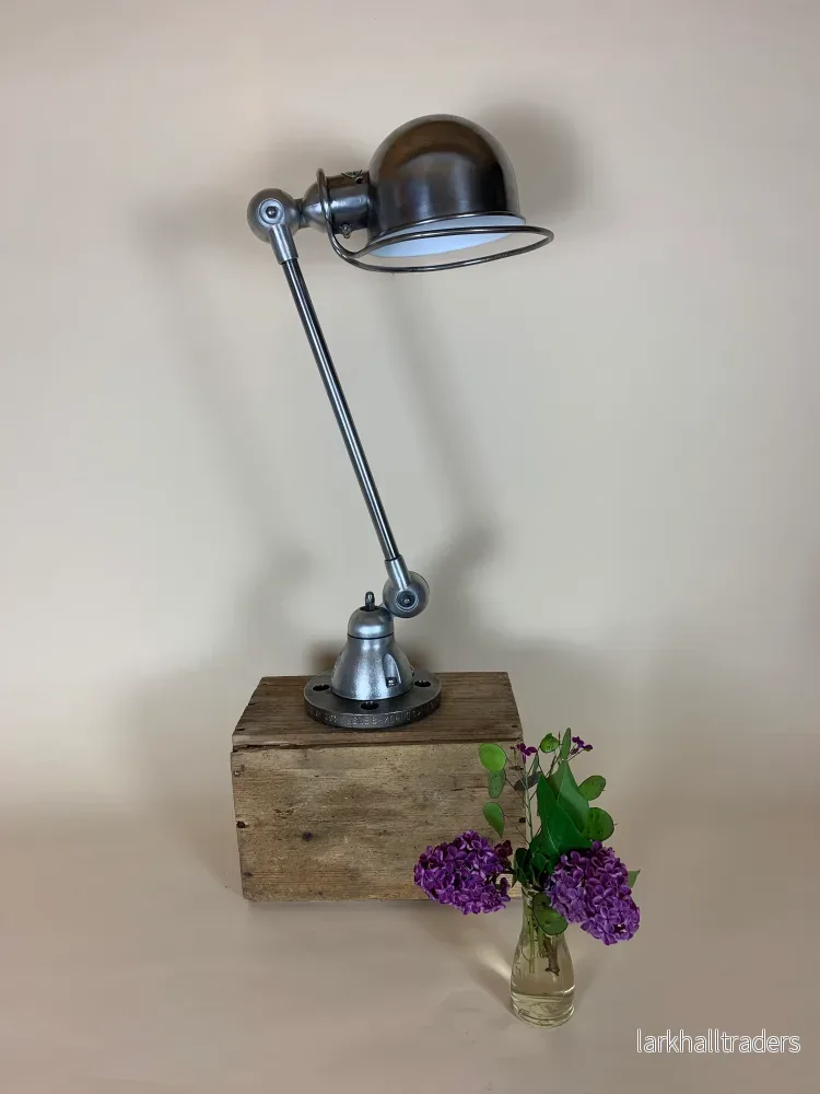 Jieldé lampa med arm och fin fot Jieldé lampa med arm och fin fot