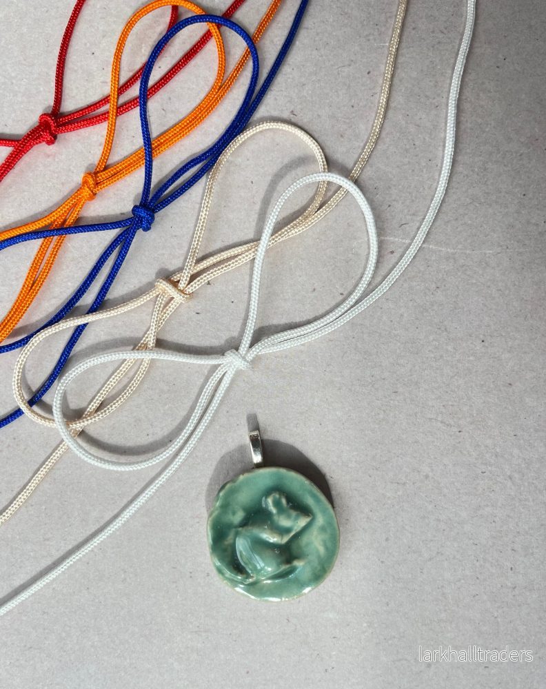Green mouse, en handgjord keramisk berlock och halsband - Bild 2