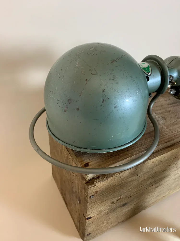 Grön Jieldé vägglampa med mycket patina - Bild 2