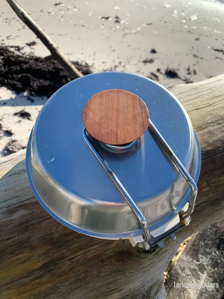 Vägghängd köksvåg med teakdetalj Vägghängd köksvåg med teakdetalj