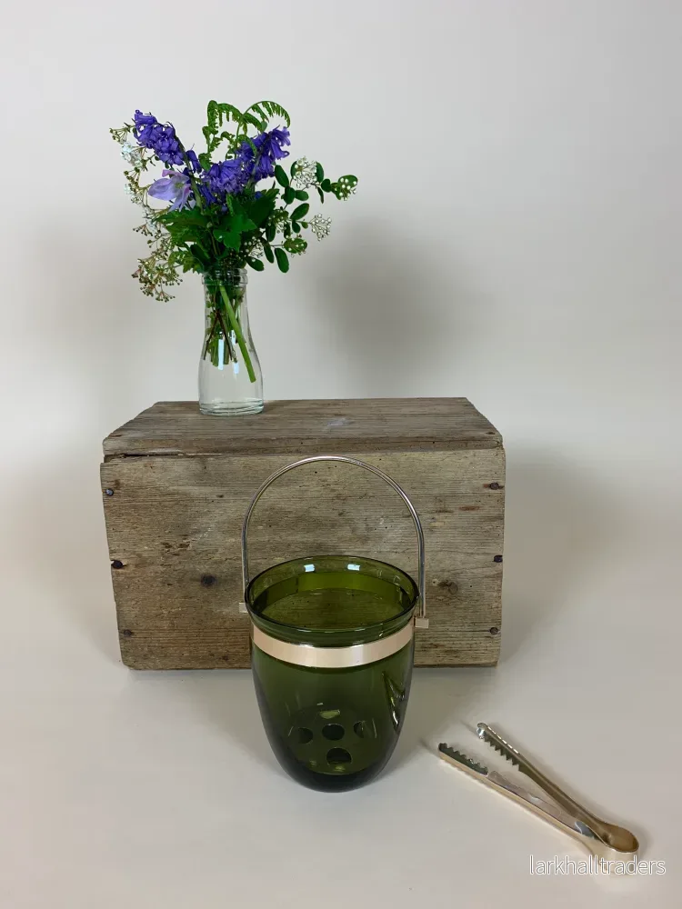 Ishink i grönt glas med tillhörande tång Ishink i grönt glas med tillhörande tång