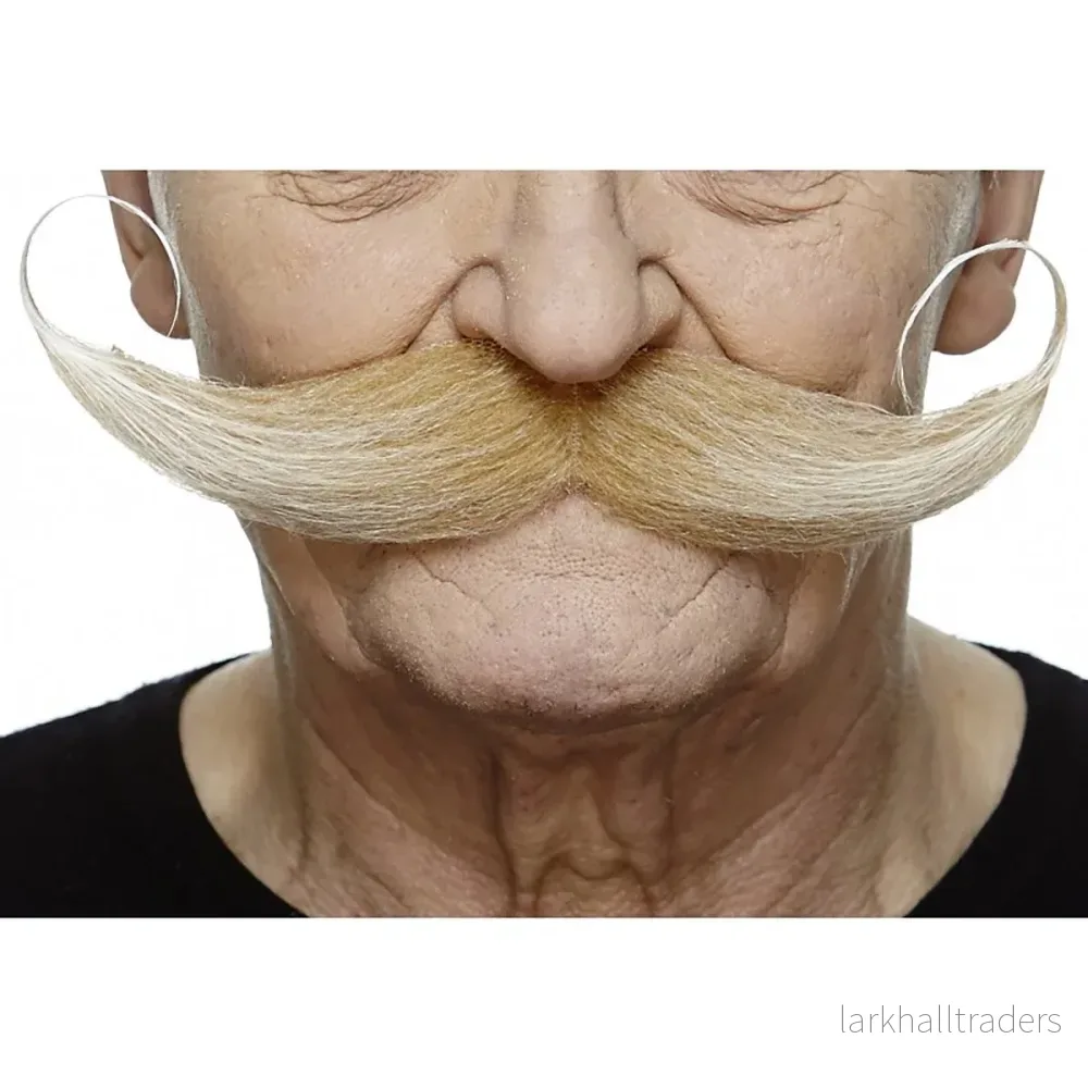 Mustasch, showman blond