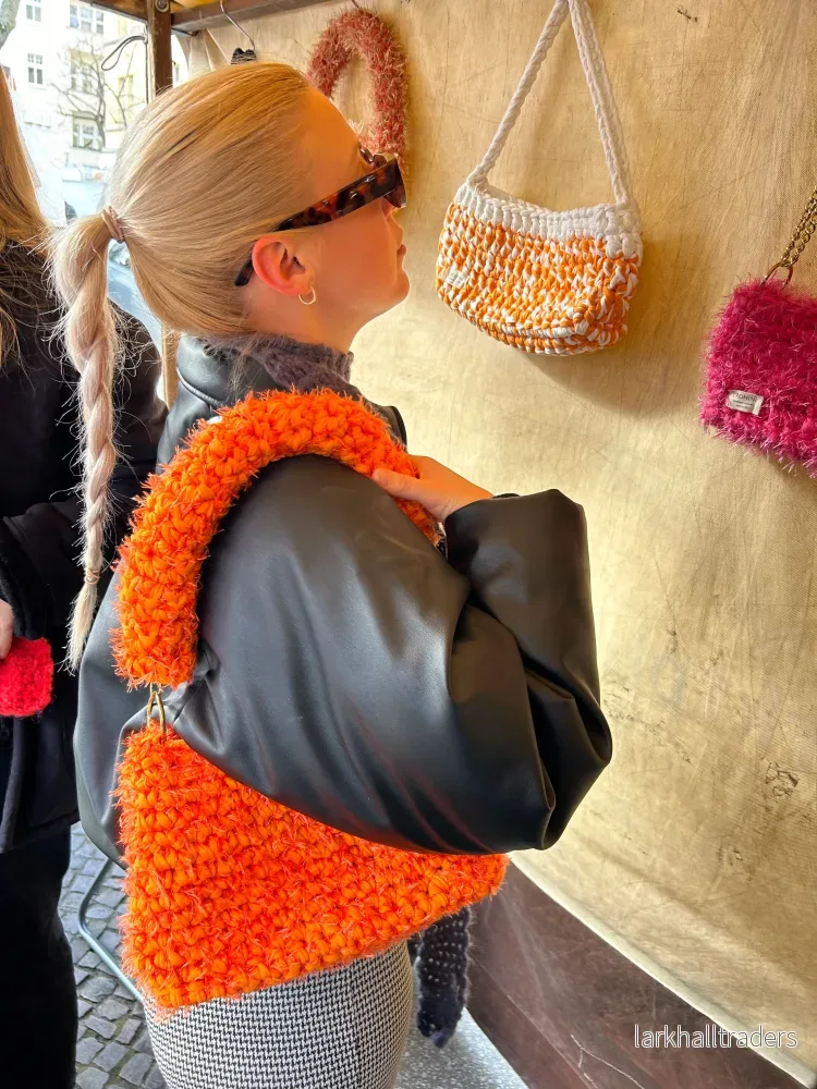 Fluffig Orange Virkad Väska – JOE