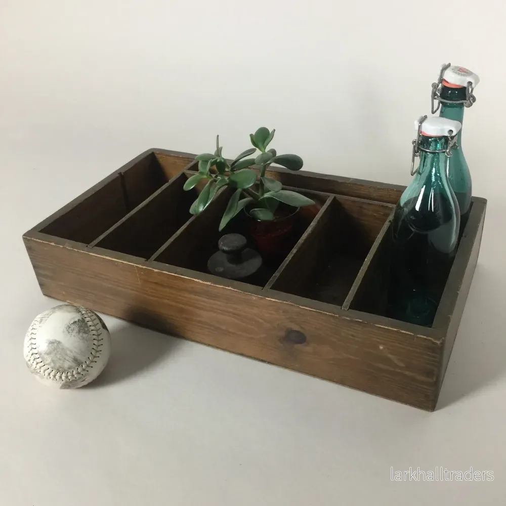 Vacker trälåda i mörkt trä med rum - Bild 2