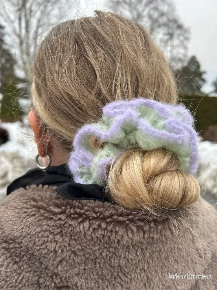 “Cloud” virkad hårscrunchie – pistage och lavendel “Cloud” virkad hårscrunchie – pistage och lavendel