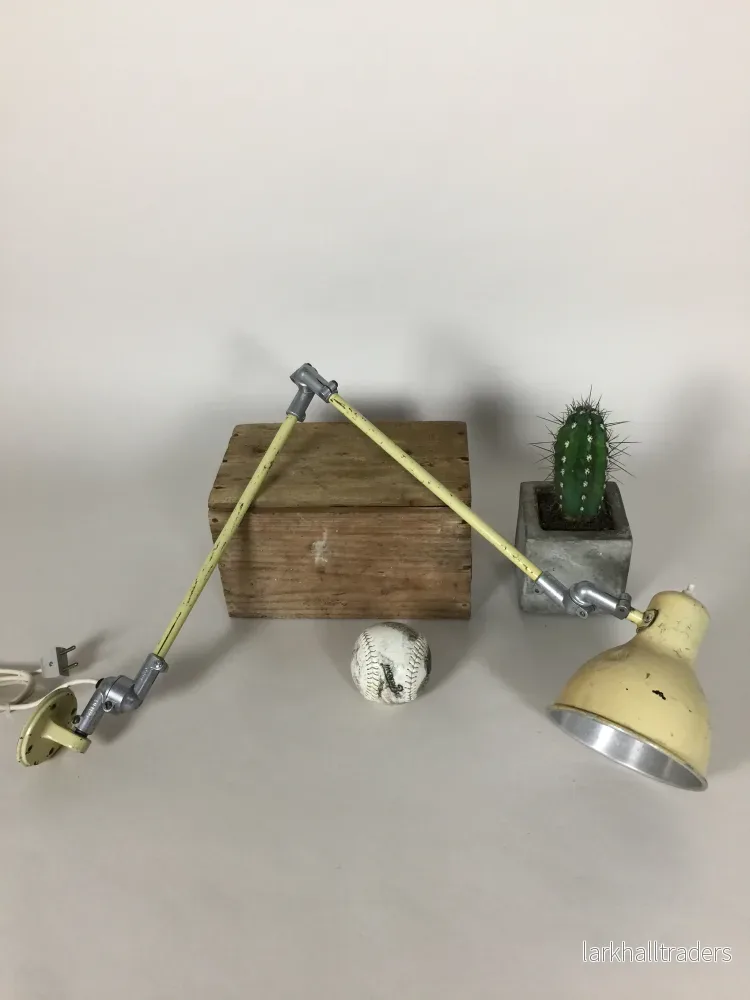 Rå och original Rijo vägglampa Rå och original Rijo vägglampa
