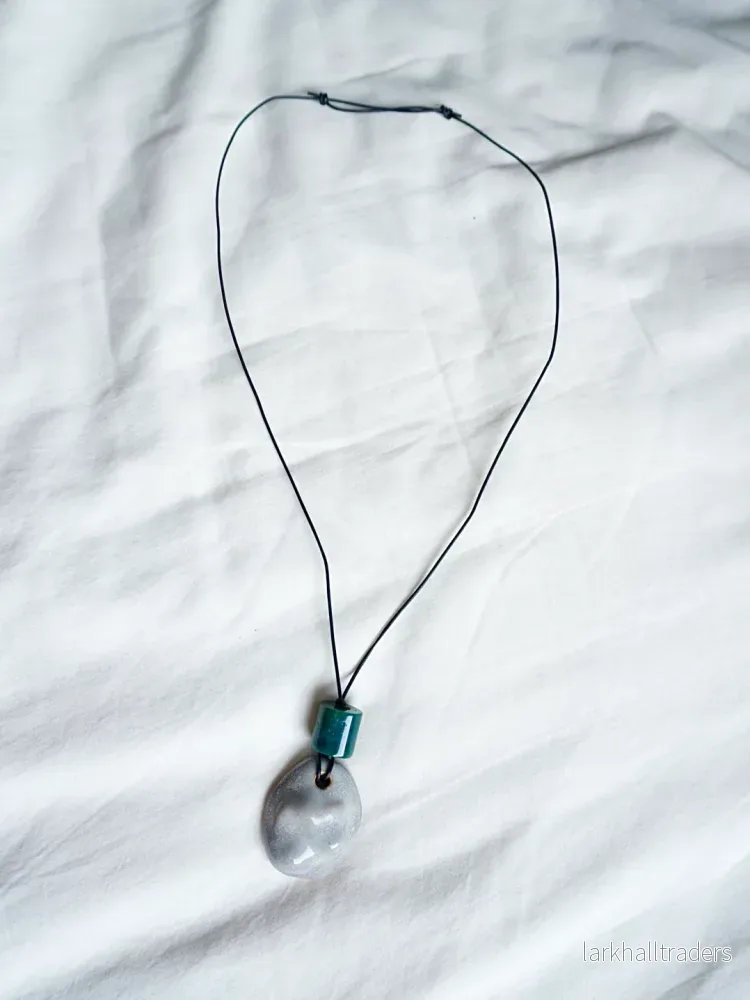 Handgjort Keramiskt Halsband med Grön Naturlig Stenpärla