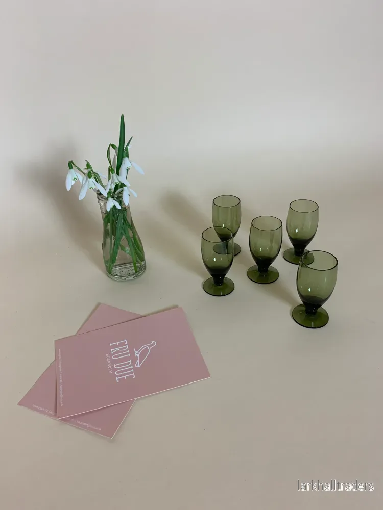 Litet grönt glas eller vas för små blommor Litet grönt glas eller vas för små blommor