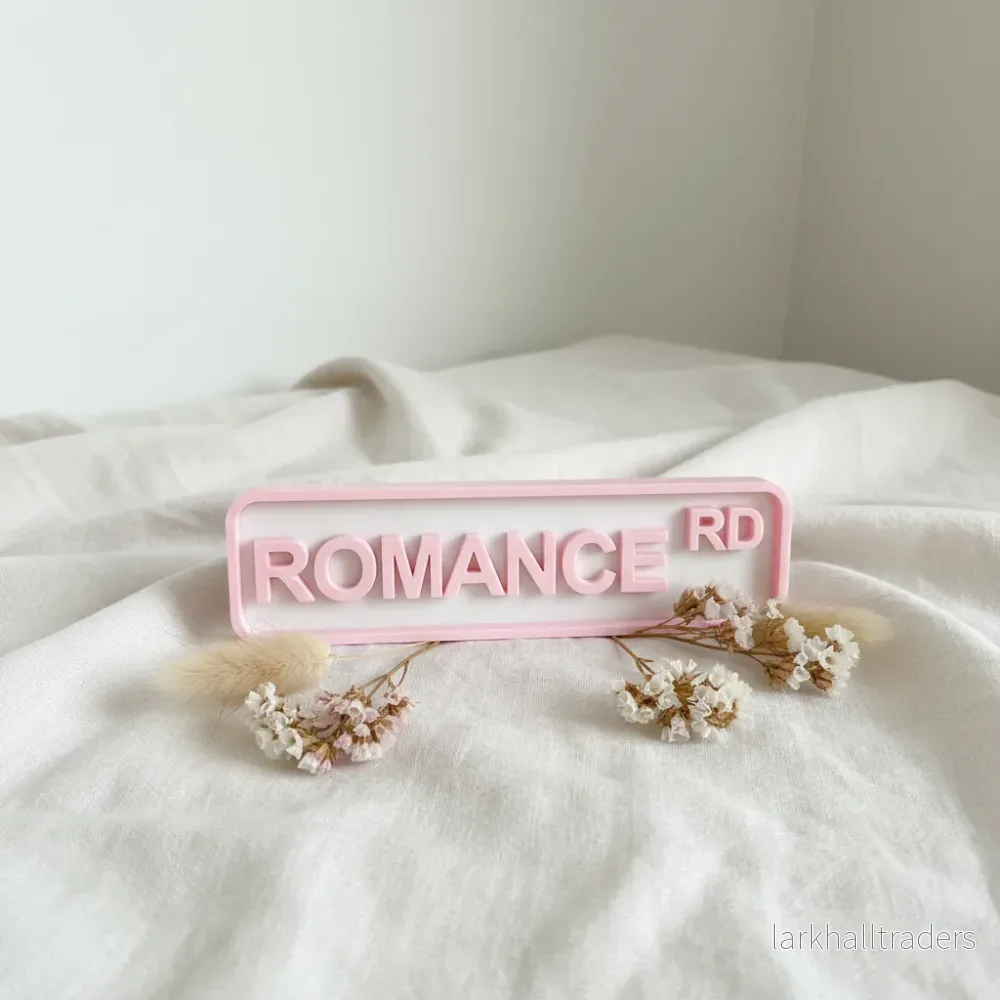 Skylt – Romance Skylt – Romance