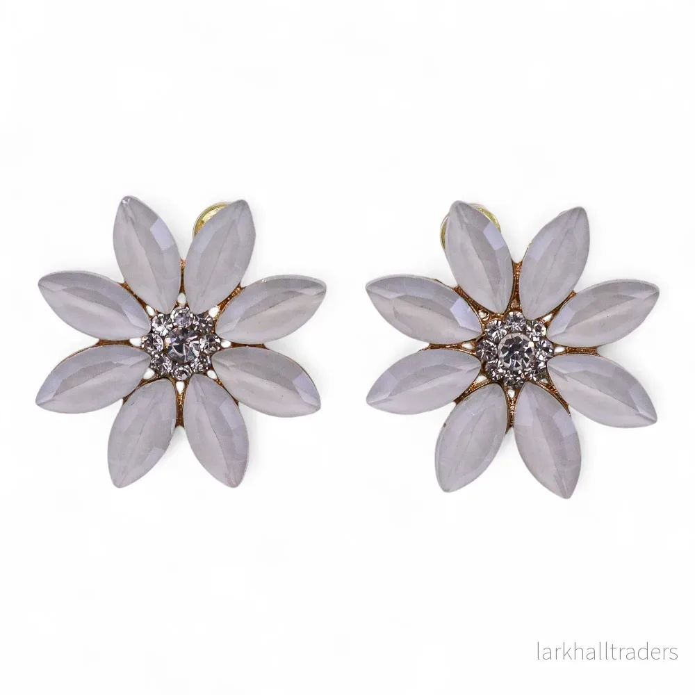 Blomörhängen i pärltonat glas – vintageinspirerad design Blomörhängen i pärltonat glas – vintageinspirerad design