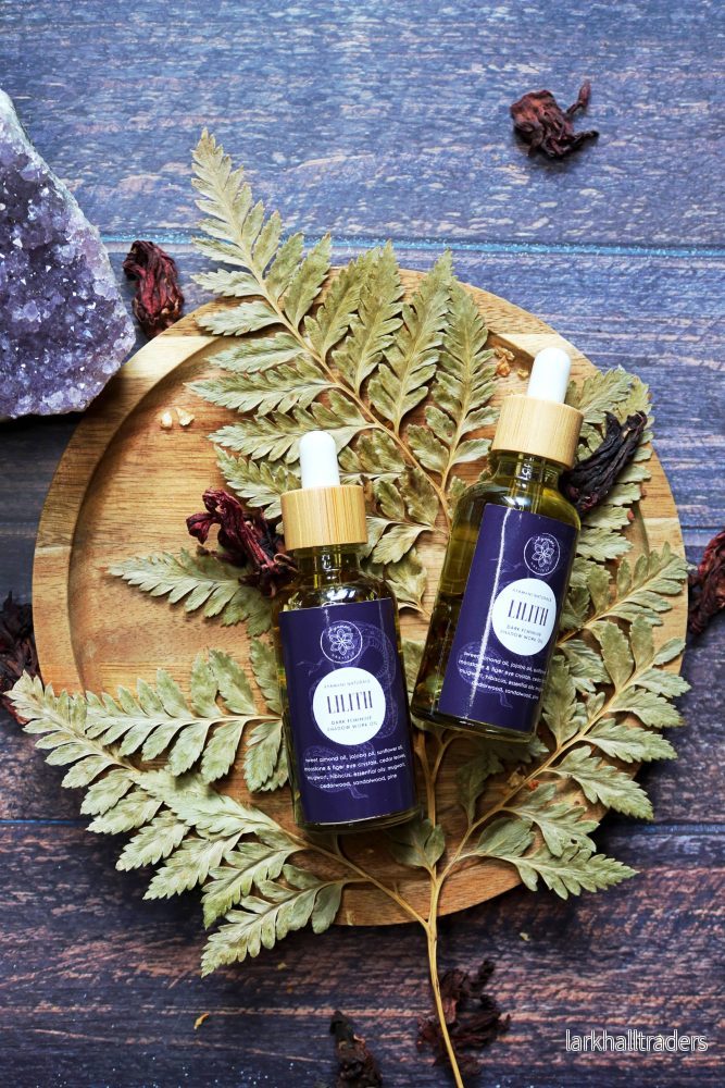 LILITH Ritualolja med Kristaller & Örter – Ayamani Naturals LILITH Ritualolja med Kristaller & Örter – Ayamani Naturals
