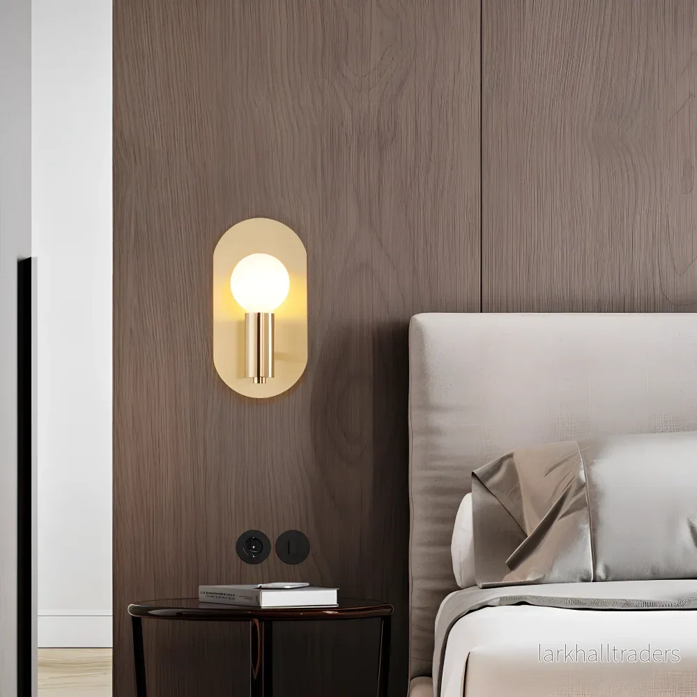 Aurumé – Vägglampa i Polerad Koppar med Oval Guldplatta - Bild 2