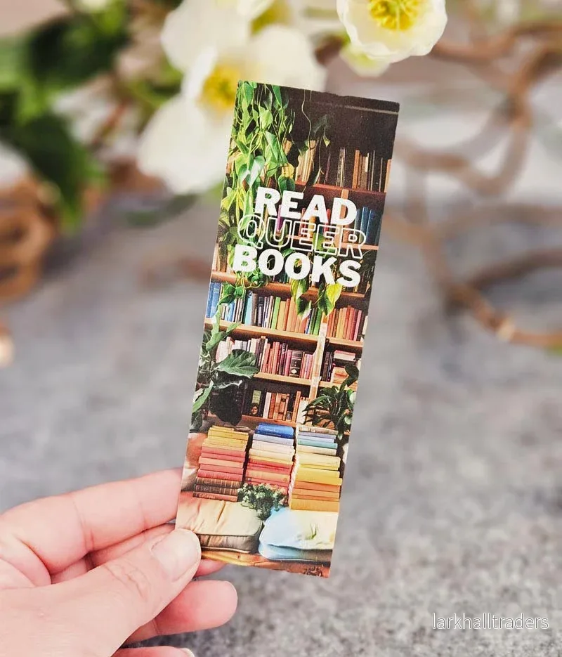 Pappersbokmärke – Read queer books Pappersbokmärke – Read queer books