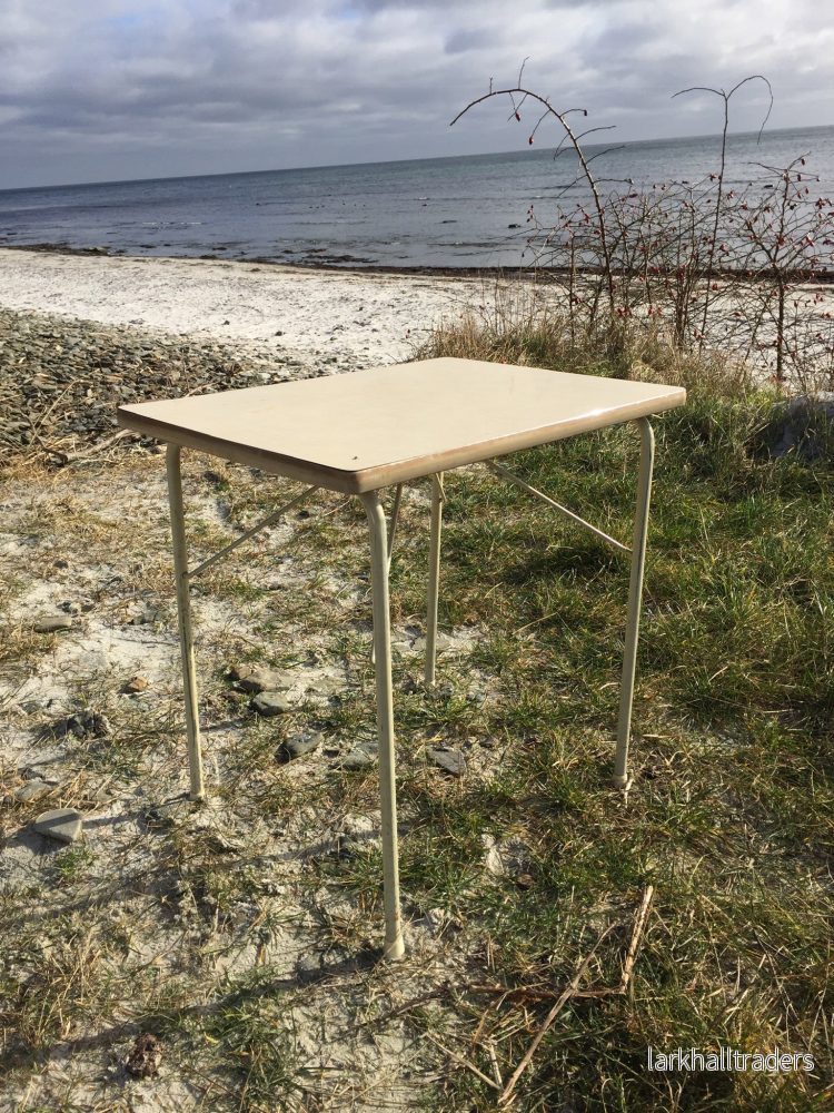 Vackert fällbord med en rolig historia