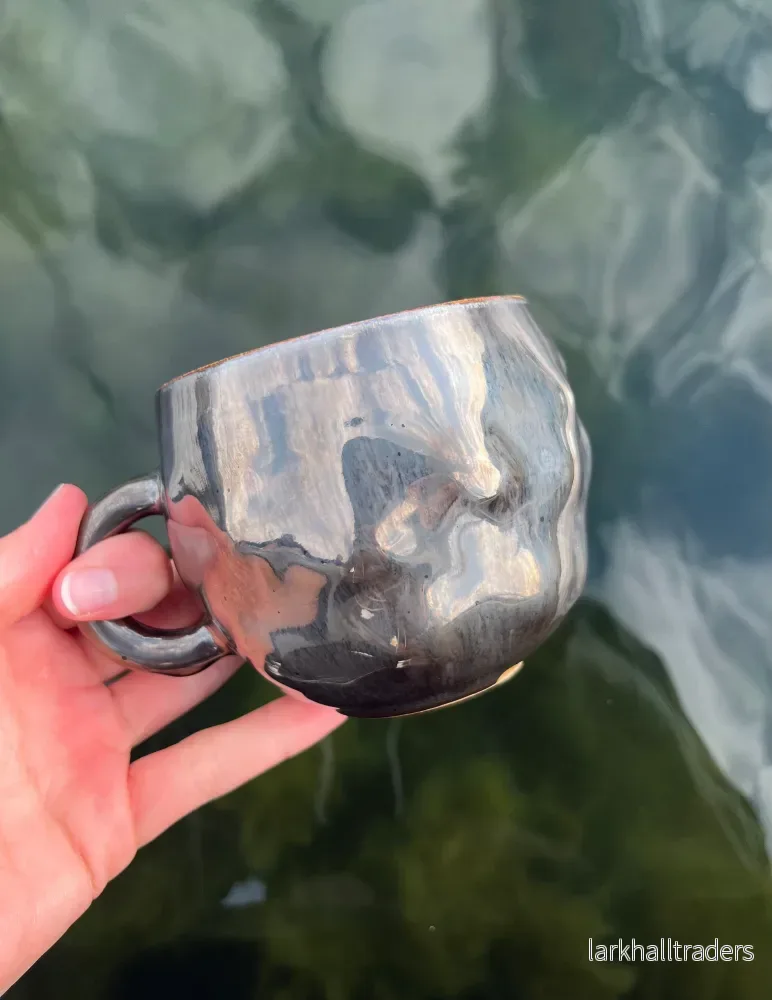 Mirroring water - stor kaffekopp i silver och svart glasyr